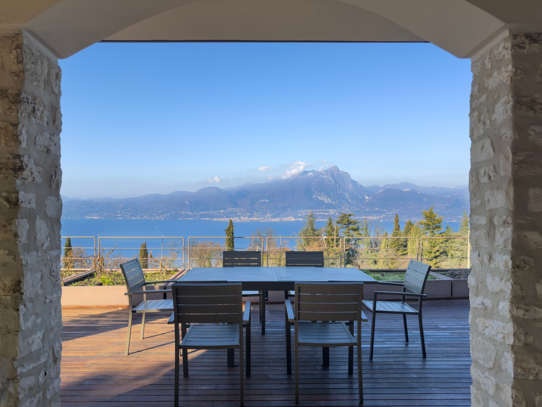 Pergola dining terrace with sweeping view over Lake Garda and mountains