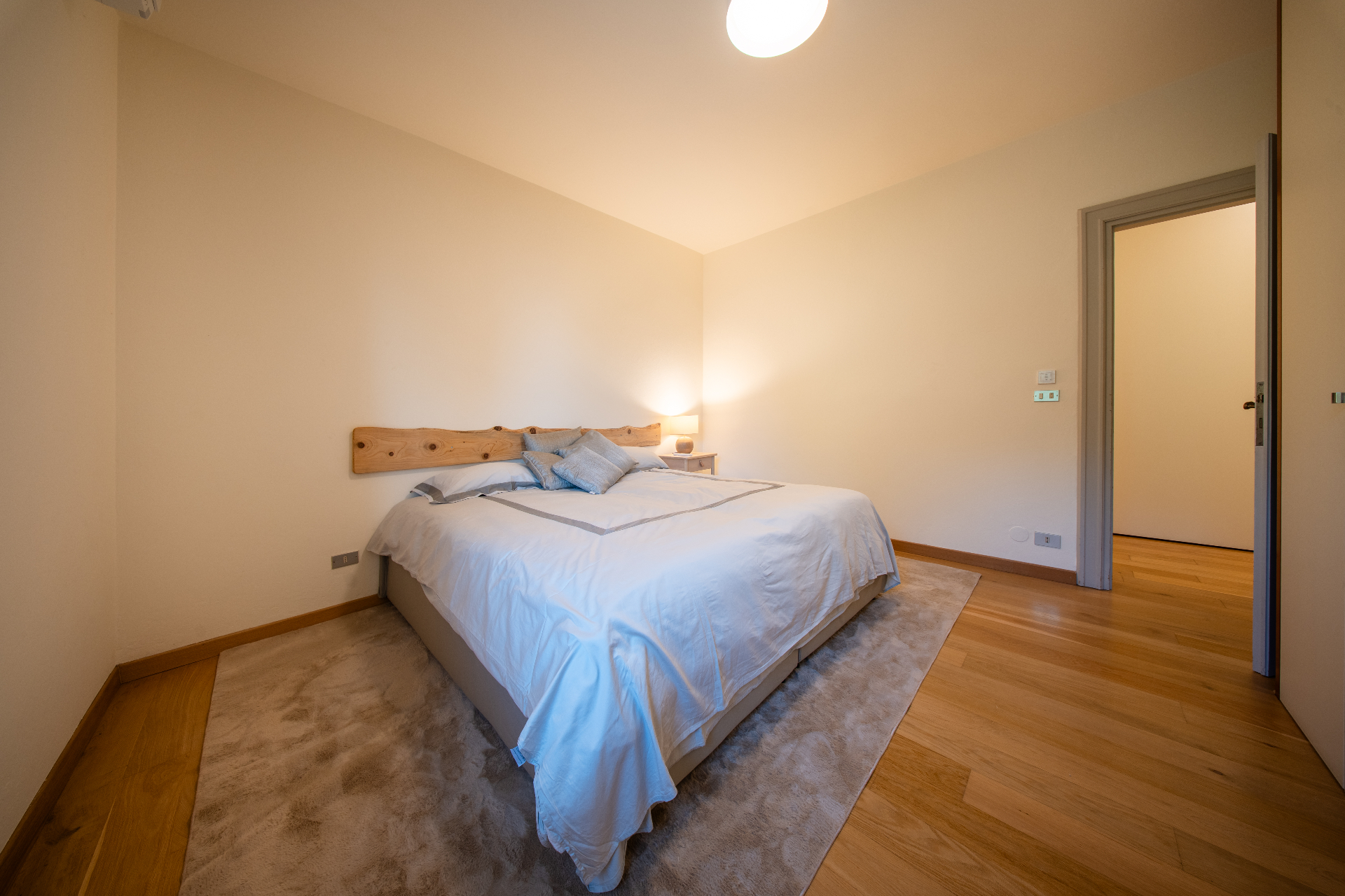 Double bedroom with live-edge headboard and blue linens